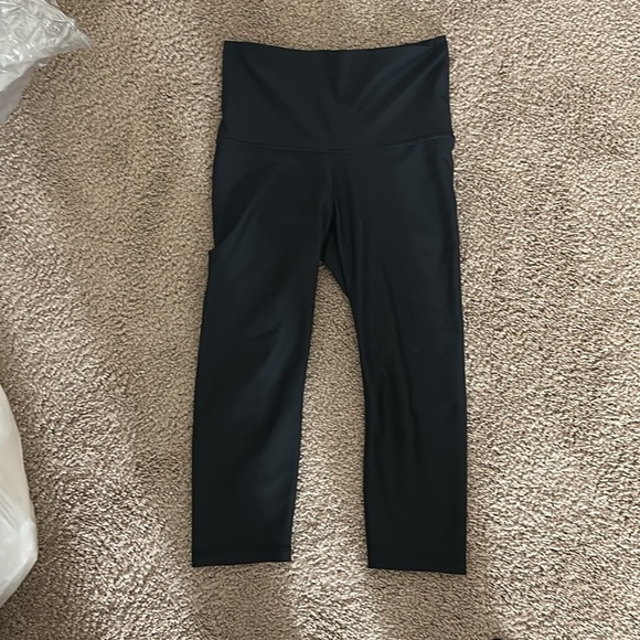 Old Navy, active power, soft black leggings crop size small - Picture 2 of 8